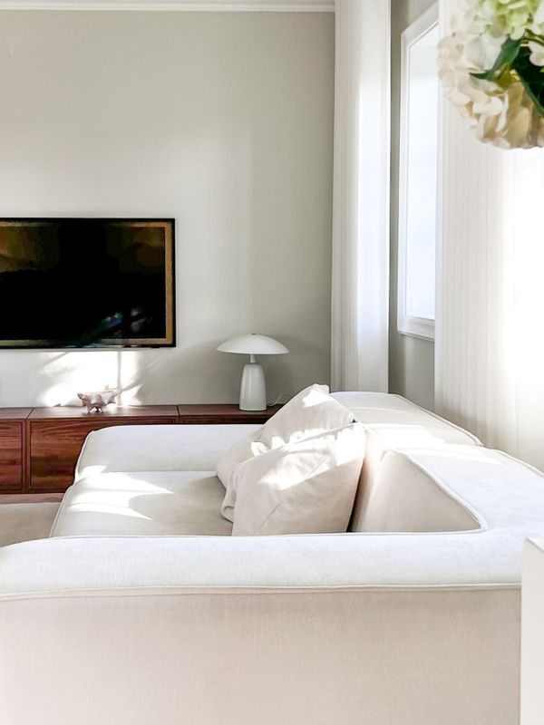 Stor bordlampe i off-white metall